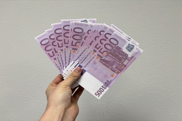 een waaier aan 500 euro biljetten