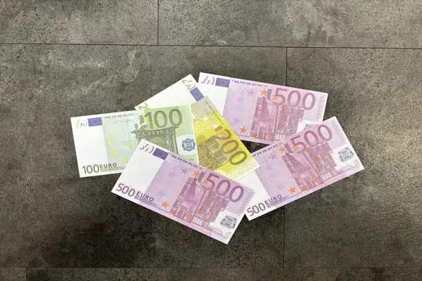 1800 euro in biljetten