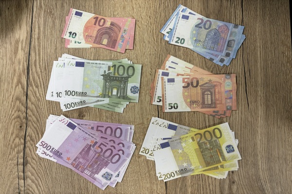 eurobiljetten op stapels