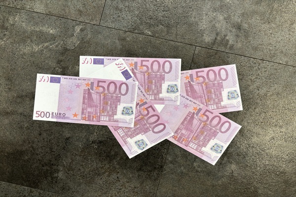 2500 euro in biljetten
