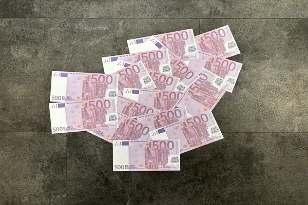 8000 euro in biljetten