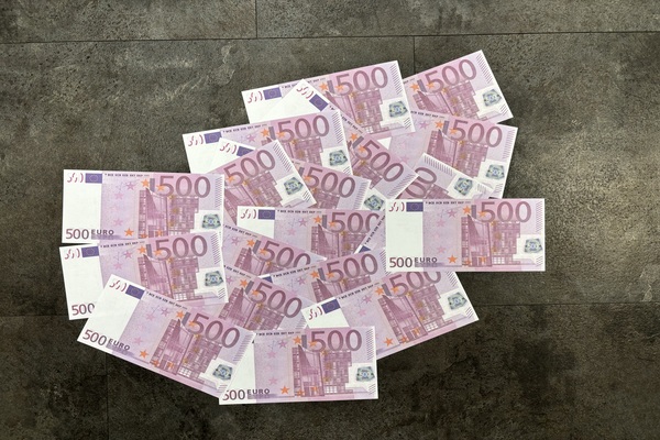 9000 euro in biljetten