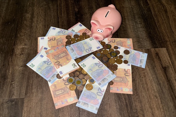 Spaarvarkentje met biljetten en euromunten