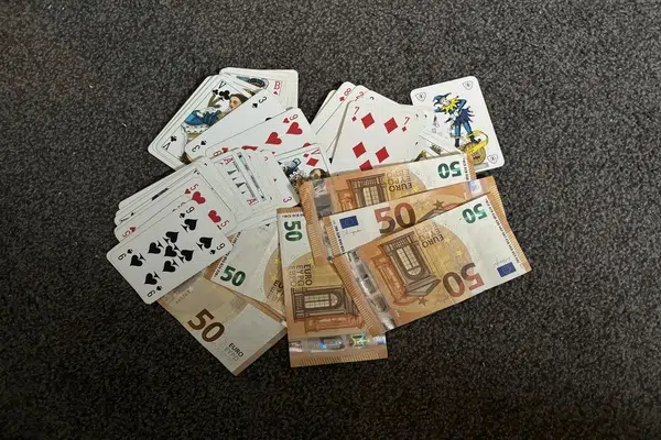 Geld met speelkaarten