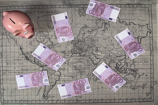 spaarvarkentje op een wereldkaart met geld