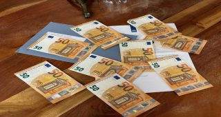 Eurobiljetten met brieven van de belastingdienst
